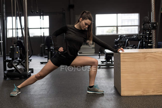 Fit femme faisant des exercices d'étirement dans le studio de fitness — Photo de stock