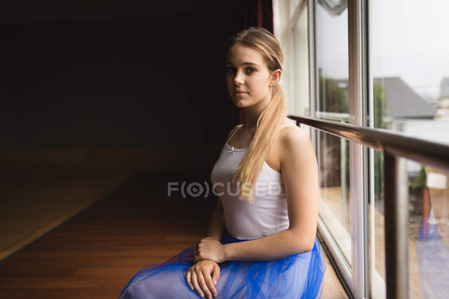 Портрет балерини, що сидить біля вікна — стокове фото
