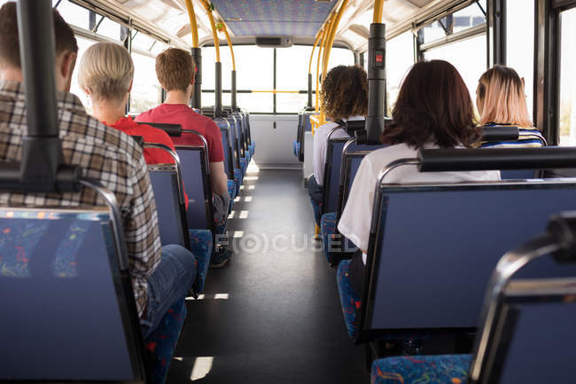 Вид ззаду на комунікатори, що подорожують у сучасному автобусі — стокове фото