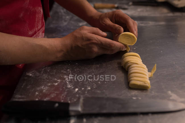 Baker preparing handmade pasta in a bakery — Stock Photo