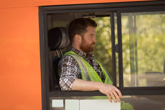Vue latérale du conducteur assis dans le bus moderne — Photo de stock