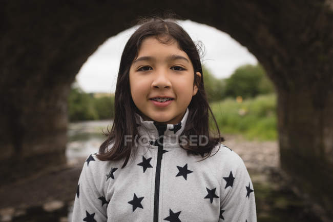 Портрет улыбающейся девушки рядом с рекой — стоковое фото