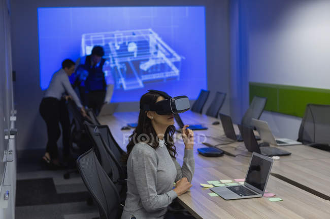 Mulher de negócios usando headset realidade virtual na sala de conferências no escritório — Fotografia de Stock