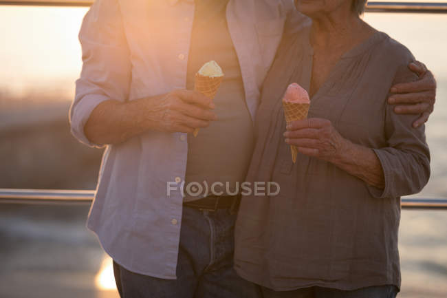 Sezione media della coppia anziana che tiene il gelato al lungomare — Foto stock
