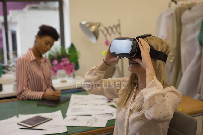 Designer de moda usando headset realidade virtual no estúdio de moda — Fotografia de Stock