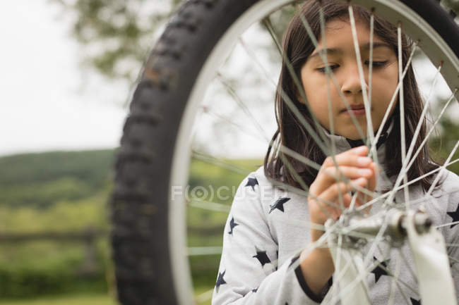 Jeune fille réparer vélo — Photo de stock