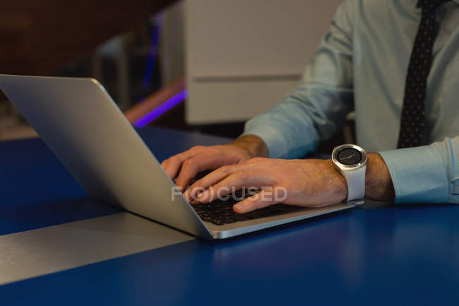 Gros plan d'un homme d'affaires utilisant un ordinateur portable au bureau — Photo de stock