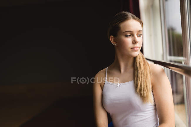 Ballerina guardando attraverso la finestra in studio di danza — Foto stock