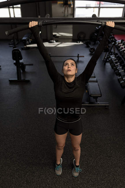 Fit femme faisant de l'exercice dans la salle de fitness — Photo de stock