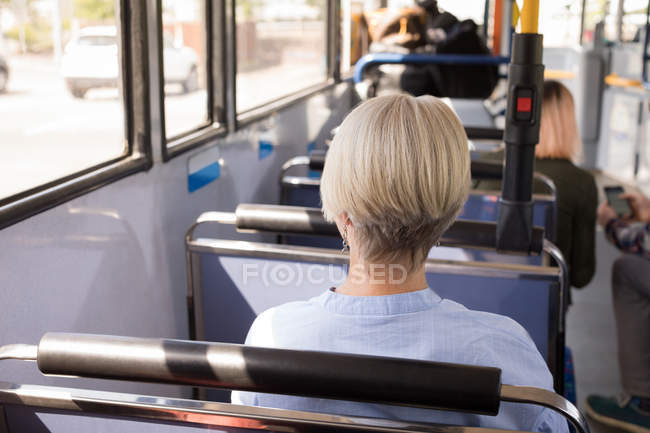 Вид сзади на женщину, путешествующую в современном автобусе — стоковое фото