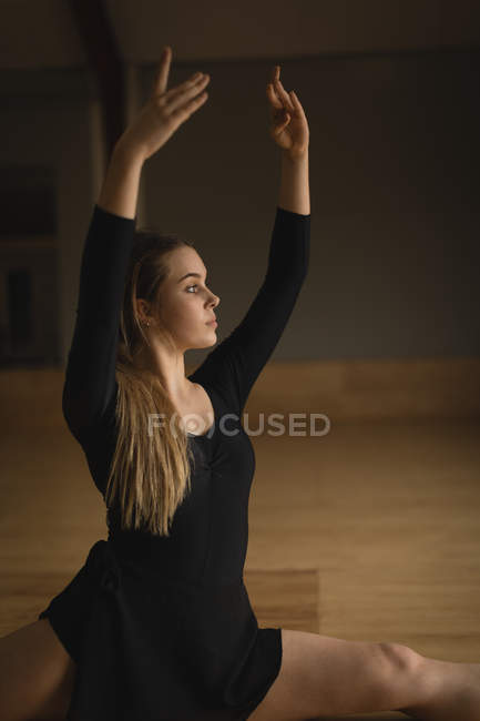 Bailarina practicando danza de ballet en el estudio de danza - foto de stock