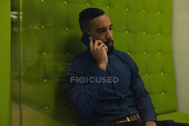 Empresario hablando por teléfono móvil en la oficina - foto de stock