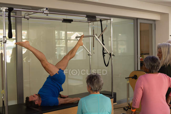 Trainerin macht Yoga im Yoga-Zentrum — Stockfoto