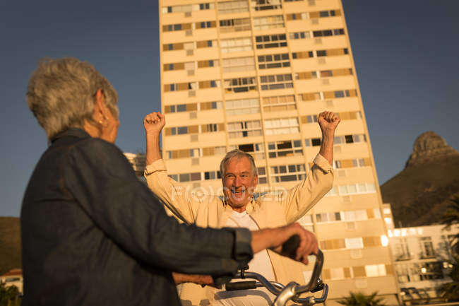 Старший чоловік вітає на набережній в сонячний день — стокове фото