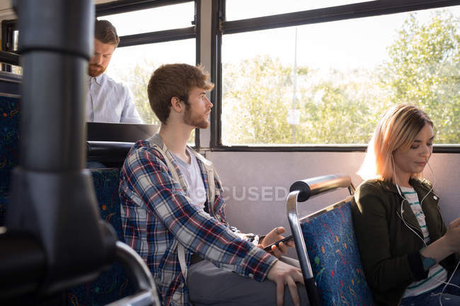 Viajantes viajando em ônibus moderno — Fotografia de Stock