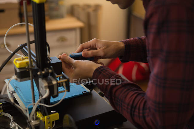 Середина механічного регулювання штампувальної машини в майстерні — стокове фото
