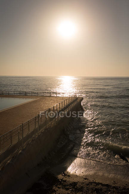 Vue de la promenade et de la mer par une journée ensoleillée — Photo de stock