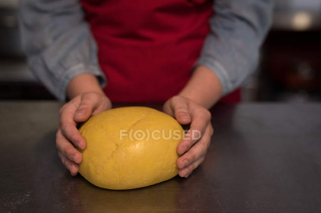 Жінка-пекарня тримає доказове тісто в пекарні — стокове фото
