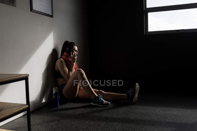 Mulher falando no celular no estúdio de fitness — Fotografia de Stock