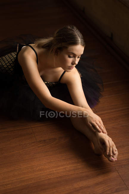 Балерина занимается балетным танцем в студии — стоковое фото