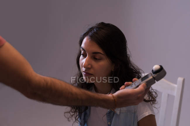 Fotografo di sesso maschile che registra un'intervista con registratore vocale in studio fotografico — Foto stock