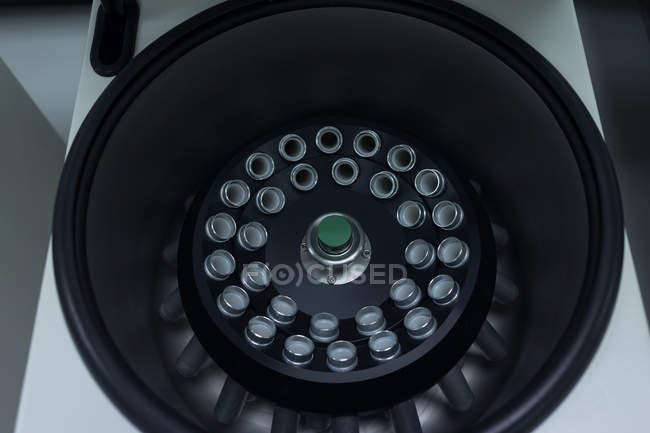 Close-up da máquina de centrífuga refrigerada no banco de sangue — Fotografia de Stock