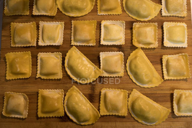 Agnolotti di pasta fresca su un tavolo per secchi in panetteria — Foto stock