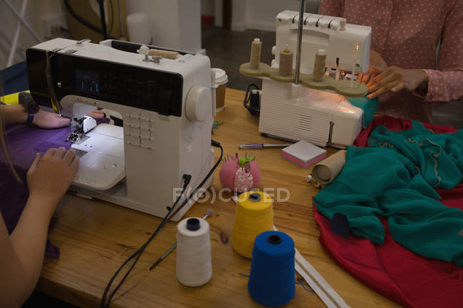 Nahaufnahme eines Modedesigners mit Nähmaschine im Modestudio — Stockfoto