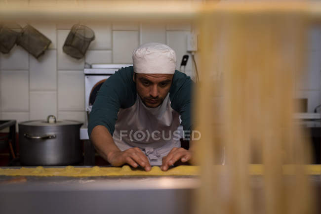 Attento panettiere maschile preparare la pasta in panetteria — Foto stock