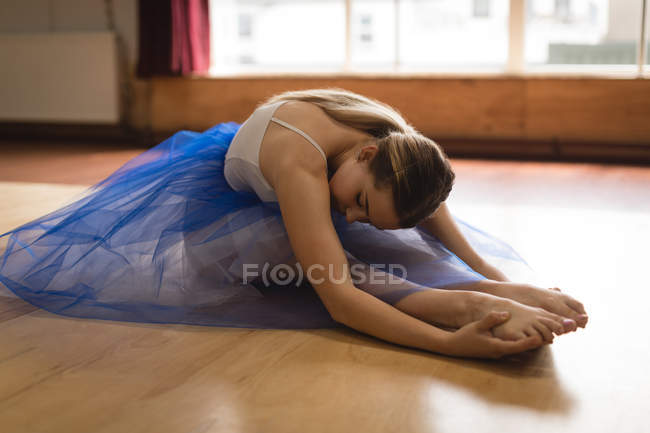 Ballerina übt Balletttanz im Tanzstudio — Stockfoto
