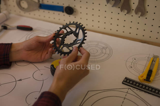 Механічна перевірка кільця ланцюга на столі в майстерні — стокове фото