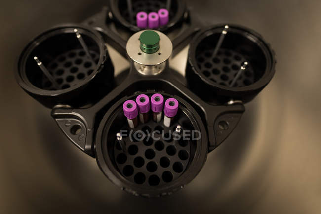 Máquina de centrifugação refrigerada com tubo de ensaio no banco de sangue — Fotografia de Stock