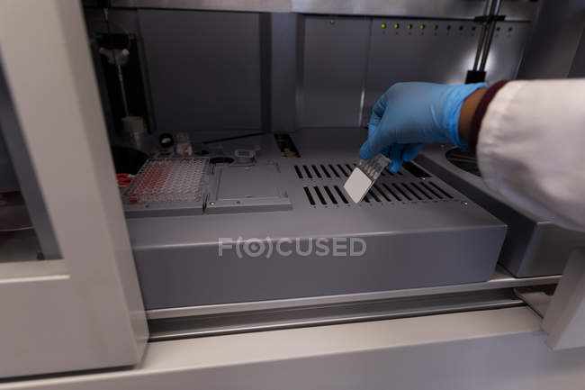 Крупним планом лабораторний технік, що працює в банку крові — стокове фото