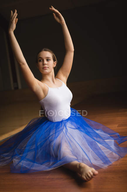 Ballerine pratiquant la danse de ballet dans le studio de danse — Photo de stock