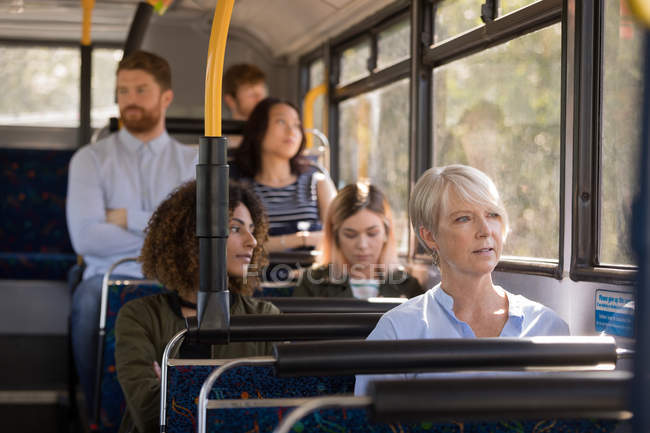 Pendler fahren in modernen Bussen — Stockfoto
