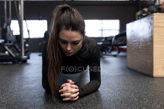 Schöne Frau macht Brettgymnastik im Fitnessstudio — Stockfoto