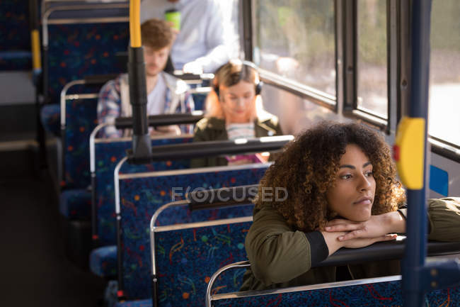 Молода жінка подорожує в сучасному автобусі — стокове фото