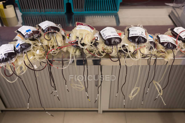 Différents sacs de sang dans la banque de sang — Photo de stock
