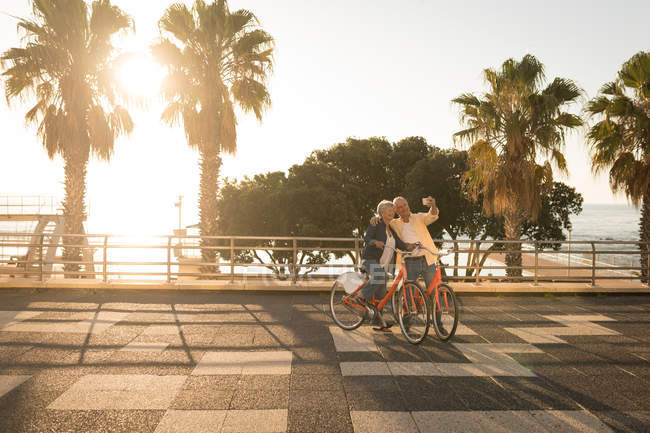 Seniorenpaar macht an sonnigem Tag Selfie an der Promenade — Stockfoto
