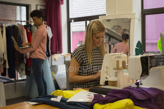 Beautiful fashion designer working in fashion studio — Stock Photo