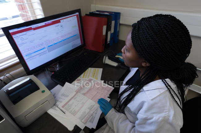 Técnico de laboratório trabalhando no computador no banco de sangue — Fotografia de Stock