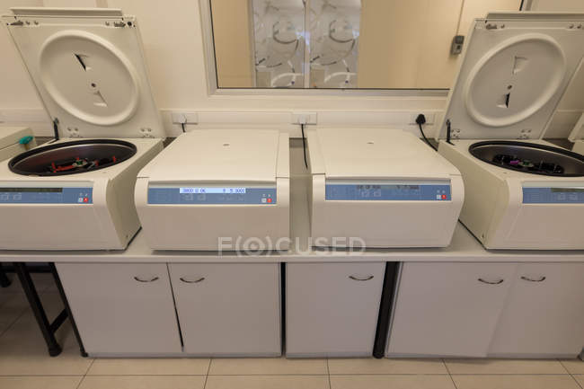 Machine moderne de centrifugeuse réfrigérée dans la banque de sang — Photo de stock