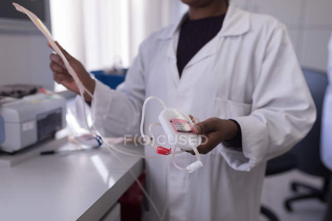 Técnico de laboratório analisando bolsas de sangue no banco de sangue — Fotografia de Stock