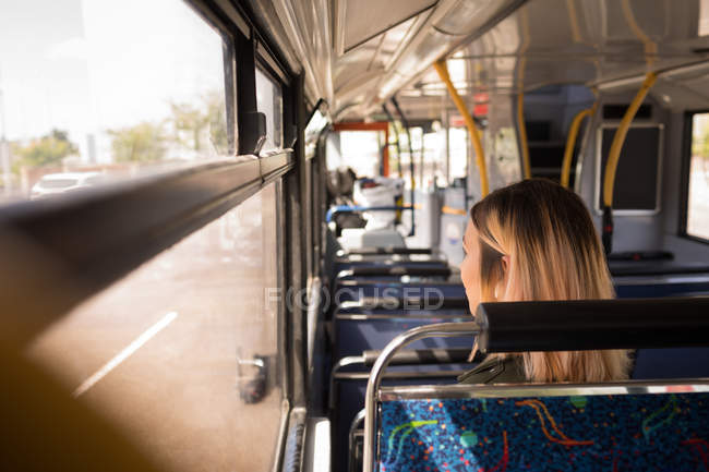 Viajante feminina viajando em ônibus moderno — Fotografia de Stock