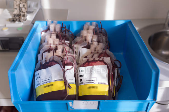 Крупный план пакетов с кровью в подносе банка крови — стоковое фото