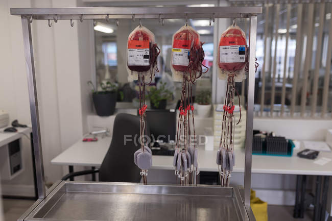 Blutbeutel hängen an Serumaufhänger in Blutbank — Stockfoto