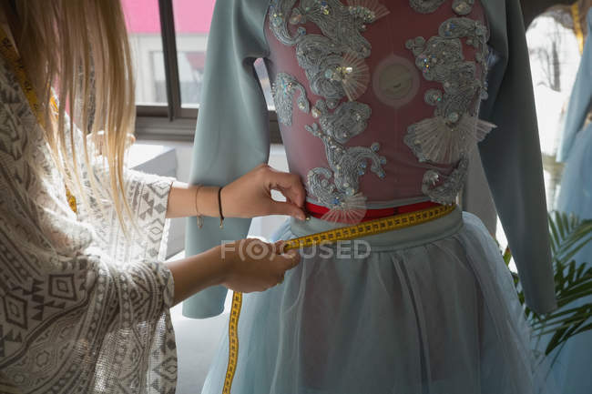 Modedesigner messen Schaufensterpuppe im Modestudio — Stockfoto