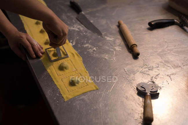 Male baker preparing pasta in bakery — Stock Photo