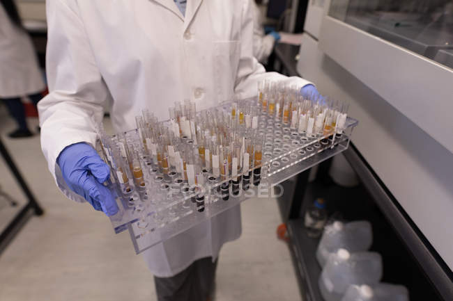 Labortechniker hält Reagenzgläser in Blutbank — Stockfoto