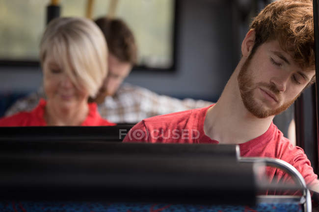 Чоловік-комісар спить під час подорожі в сучасному автобусі — стокове фото